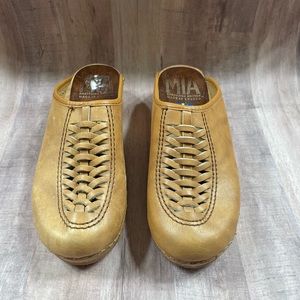 MIA clogs